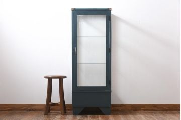 ペイント家具　縦型デザイン　シックなペイントカラーが素敵なガラスケース(ショーケース、飾り棚、陳列棚)