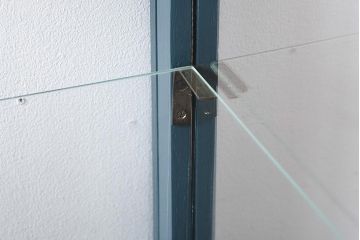 ペイント家具　縦型デザイン　シックなペイントカラーが素敵なガラスケース(ショーケース、飾り棚、陳列棚)