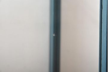 ペイント家具　縦型デザイン　シックなペイントカラーが素敵なガラスケース(ショーケース、飾り棚、陳列棚)