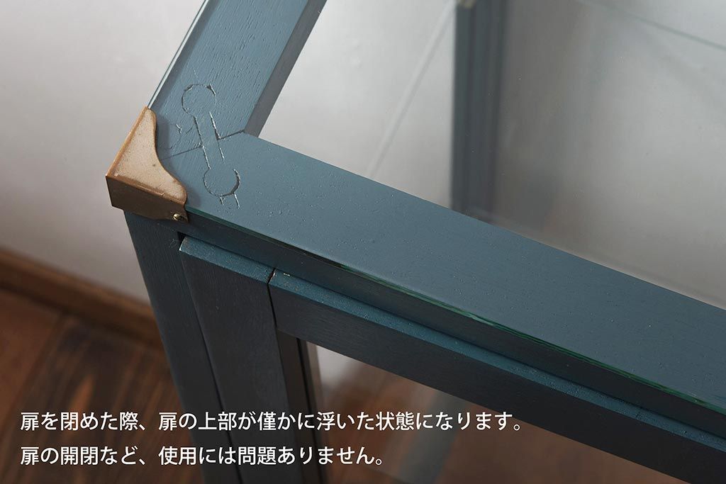 ペイント家具　縦型デザイン　シックなペイントカラーが素敵なガラスケース(ショーケース、飾り棚、陳列棚)