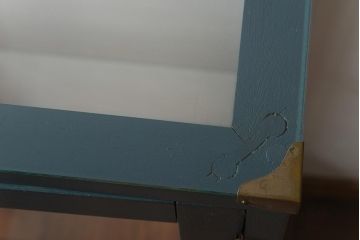 ペイント家具　縦型デザイン　シックなペイントカラーが素敵なガラスケース(ショーケース、飾り棚、陳列棚)