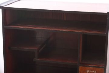 アンティーク家具　和製アンティーク　脚付きリメイク　銀色の引手が目を引く漆塗りの飾り棚(収納棚)