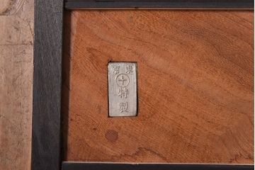 アンティーク家具　和製アンティーク　脚付きリメイク　銀色の引手が目を引く漆塗りの飾り棚(収納棚)
