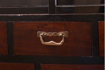 アンティーク家具　和製アンティーク　脚付きリメイク　銀色の引手が目を引く漆塗りの飾り棚(収納棚)