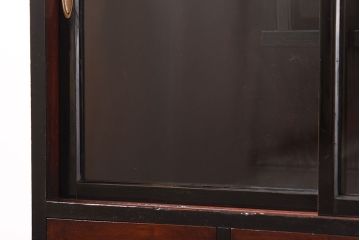 アンティーク家具　和製アンティーク　脚付きリメイク　銀色の引手が目を引く漆塗りの飾り棚(収納棚)