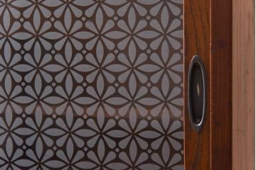 昭和初期　前面ケヤキ材　木の温もり溢れるラフジュオリジナルガラス入り戸棚(収納棚、茶
棚)