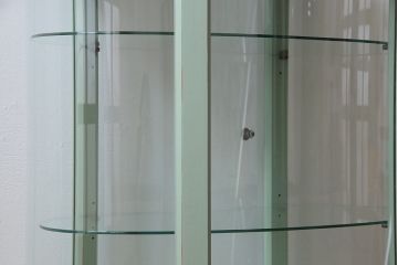 フランスヴィンテージ　淡いペイントカラーのガラスケース(キャビネット、飾り棚、ビンテージ)(定価約20万円)