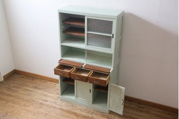 レトロ家具　昭和レトロ　引き出せる作業台付き　懐かしさ漂うペイントの食器棚(カップボード、収納棚)