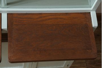 レトロ家具　昭和レトロ　引き出せる作業台付き　懐かしさ漂うペイントの食器棚(カップボード、収納棚)