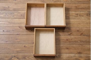 レトロ家具　昭和レトロ　引き出せる作業台付き　懐かしさ漂うペイントの食器棚(カップボード、収納棚)