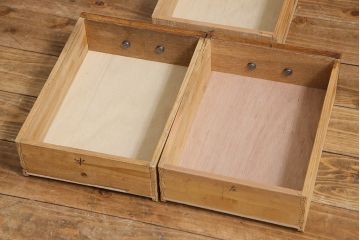 レトロ家具　昭和レトロ　引き出せる作業台付き　懐かしさ漂うペイントの食器棚(カップボード、収納棚)