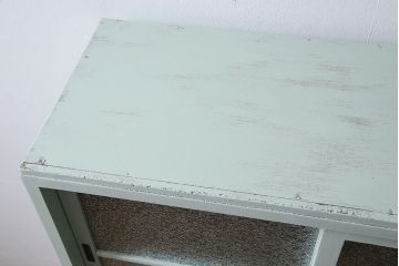 レトロ家具　昭和レトロ　引き出せる作業台付き　懐かしさ漂うペイントの食器棚(カップボード、収納棚)