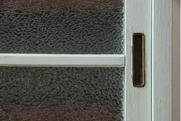 レトロ家具　昭和レトロ　引き出せる作業台付き　懐かしさ漂うペイントの食器棚(カップボード、収納棚)