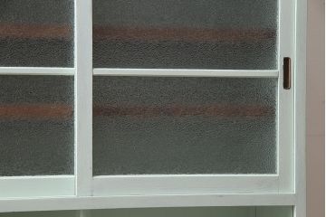 レトロ家具　昭和レトロ　引き出せる作業台付き　懐かしさ漂うペイントの食器棚(カップボード、収納棚)