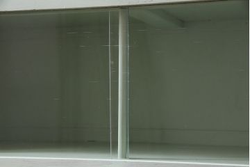 レトロ家具　昭和レトロ　引き出せる作業台付き　懐かしさ漂うペイントの食器棚(カップボード、収納棚)