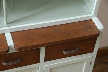 レトロ家具　昭和レトロ　引き出せる作業台付き　懐かしさ漂うペイントの食器棚(カップボード、収納棚)