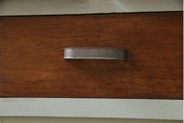 レトロ家具　昭和レトロ　引き出せる作業台付き　懐かしさ漂うペイントの食器棚(カップボード、収納棚)