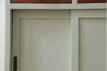 レトロ家具　昭和レトロ　引き出せる作業台付き　懐かしさ漂うペイントの食器棚(カップボード、収納棚)