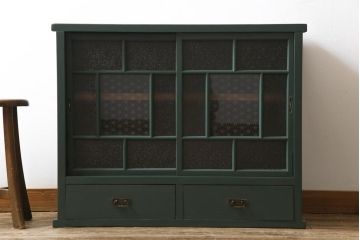 和製アンティーク　ペイント家具　ラフジュオリジナルガラス入り　レトロモダンな雰囲気漂う収納棚(食器棚、戸棚)