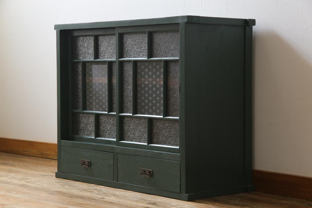 和製アンティーク　ペイント家具　ラフジュオリジナルガラス入り　レトロモダンな雰囲気漂う収納棚(食器棚、戸棚)