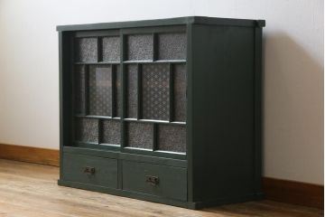 和製アンティーク　ペイント家具　ラフジュオリジナルガラス入り　レトロモダンな雰囲気漂う収納棚(食器棚、戸棚)