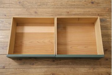 和製アンティーク　ペイント家具　ラフジュオリジナルガラス入り　レトロモダンな雰囲気漂う収納棚(食器棚、戸棚)