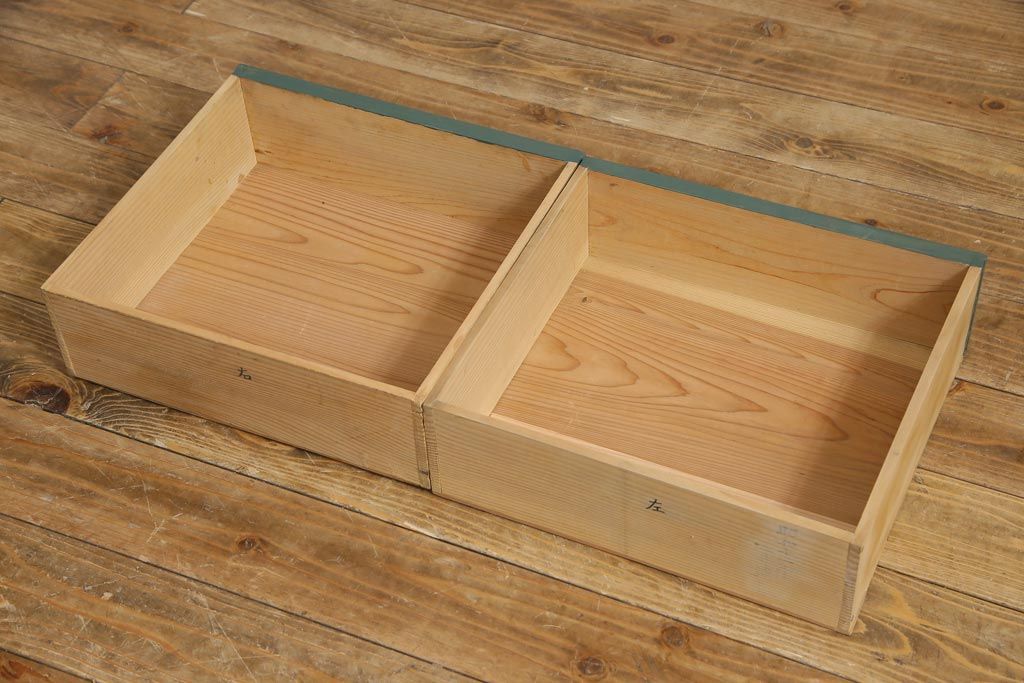 和製アンティーク　ペイント家具　ラフジュオリジナルガラス入り　レトロモダンな雰囲気漂う収納棚(食器棚、戸棚)