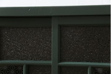 和製アンティーク　ペイント家具　ラフジュオリジナルガラス入り　レトロモダンな雰囲気漂う収納棚(食器棚、戸棚)