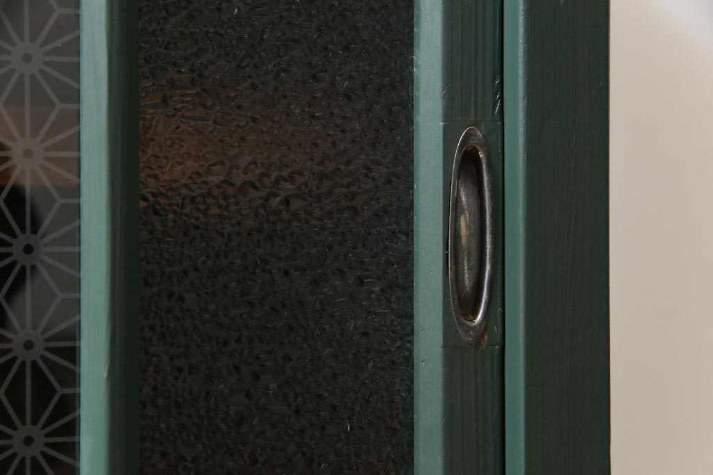 和製アンティーク　ペイント家具　ラフジュオリジナルガラス入り　レトロモダンな雰囲気漂う収納棚(食器棚、戸棚)