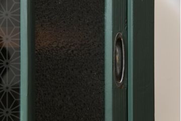 和製アンティーク　ペイント家具　ラフジュオリジナルガラス入り　レトロモダンな雰囲気漂う収納棚(食器棚、戸棚)