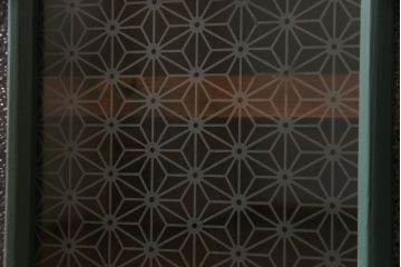 和製アンティーク　ペイント家具　ラフジュオリジナルガラス入り　レトロモダンな雰囲気漂う収納棚(食器棚、戸棚)