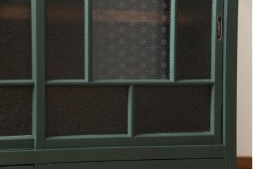 和製アンティーク　ペイント家具　ラフジュオリジナルガラス入り　レトロモダンな雰囲気漂う収納棚(食器棚、戸棚)