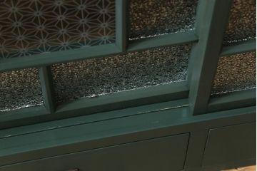 和製アンティーク　ペイント家具　ラフジュオリジナルガラス入り　レトロモダンな雰囲気漂う収納棚(食器棚、戸棚)