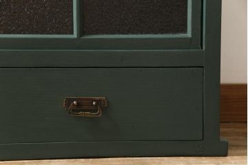 和製アンティーク　ペイント家具　ラフジュオリジナルガラス入り　レトロモダンな雰囲気漂う収納棚(食器棚、戸棚)