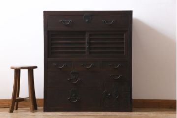 アンティーク家具　和製アンティーク　前面ヒノキ材　堅牢さと上品な雰囲気が魅力的な帳場箪笥(時代箪笥、収納棚)