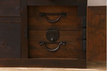 アンティーク家具　和製アンティーク　前面ヒノキ材　堅牢さと上品な雰囲気が魅力的な帳場箪笥(時代箪笥、収納棚)