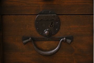 アンティーク家具　和製アンティーク　前面ヒノキ材　堅牢さと上品な雰囲気が魅力的な帳場箪笥(時代箪笥、収納棚)