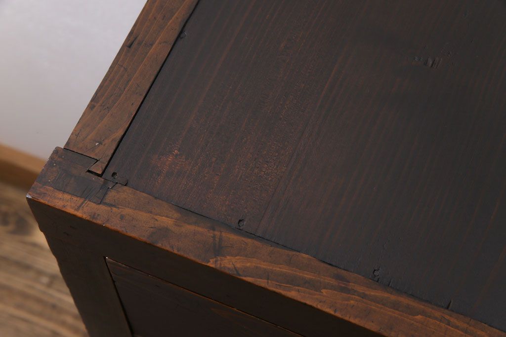 アンティーク家具　和製アンティーク　前面ヒノキ材　堅牢さと上品な雰囲気が魅力的な帳場箪笥(時代箪笥、収納棚)