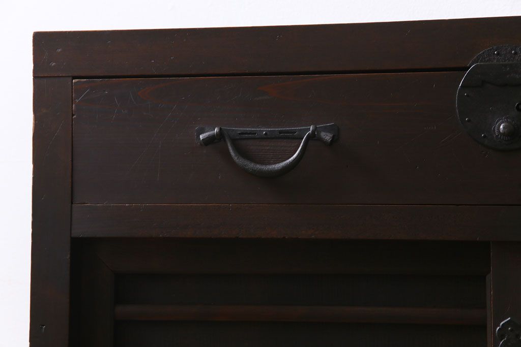 アンティーク家具　和製アンティーク　前面ヒノキ材　堅牢さと上品な雰囲気が魅力的な帳場箪笥(時代箪笥、収納棚)