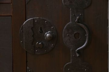 アンティーク家具　和製アンティーク　前面ヒノキ材　堅牢さと上品な雰囲気が魅力的な帳場箪笥(時代箪笥、収納棚)