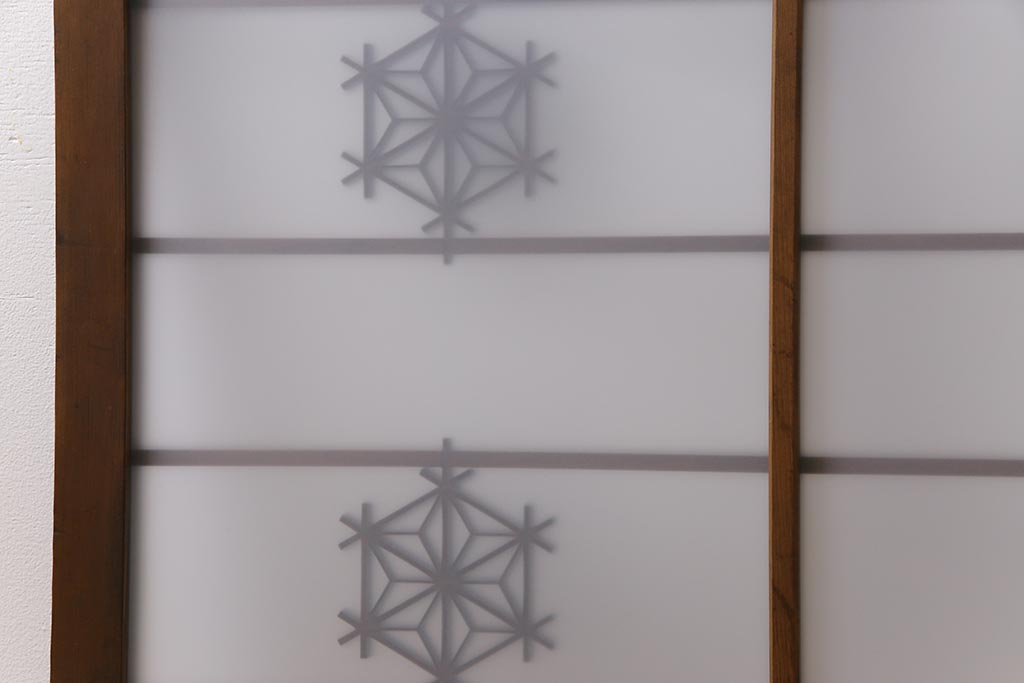 昭和後期　すりガラス入り　組子のデザインがアクセントになった明り取り(フィックス窓、はめ殺し)