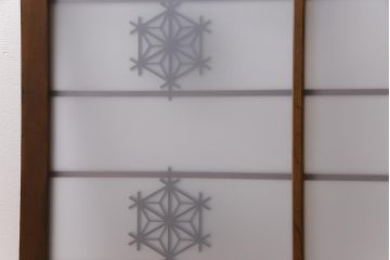 昭和後期　すりガラス入り　組子のデザインがアクセントになった明り取り(フィックス窓、はめ殺し)