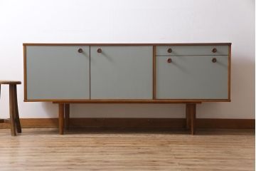 ヴィンテージ家具　北欧ビンテージ　丸い取っ手がアクセントになった淡いペイントカラーのサイドボード(テレビボード、収納棚)