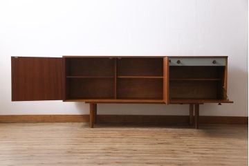 ヴィンテージ家具　北欧ビンテージ　丸い取っ手がアクセントになった淡いペイントカラーのサイドボード(テレビボード、収納棚)