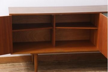 ヴィンテージ家具　北欧ビンテージ　丸い取っ手がアクセントになった淡いペイントカラーのサイドボード(テレビボード、収納棚)