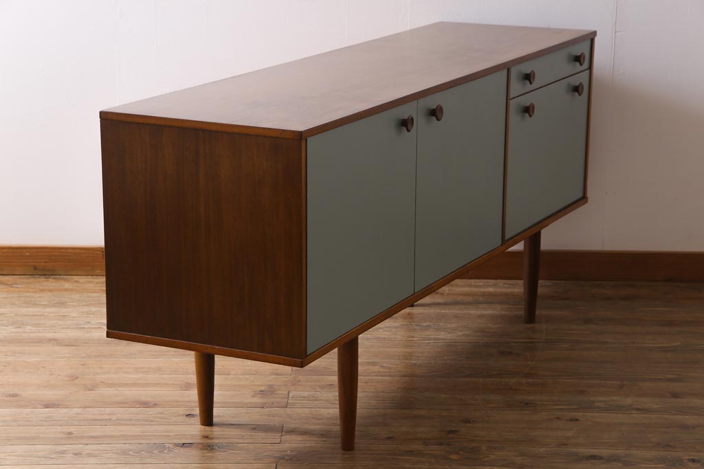 ヴィンテージ家具　北欧ビンテージ　丸い取っ手がアクセントになった淡いペイントカラーのサイドボード(テレビボード、収納棚)