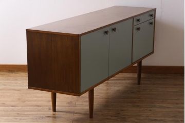 ヴィンテージ家具　北欧ビンテージ　丸い取っ手がアクセントになった淡いペイントカラーのサイドボード(テレビボード、収納棚)