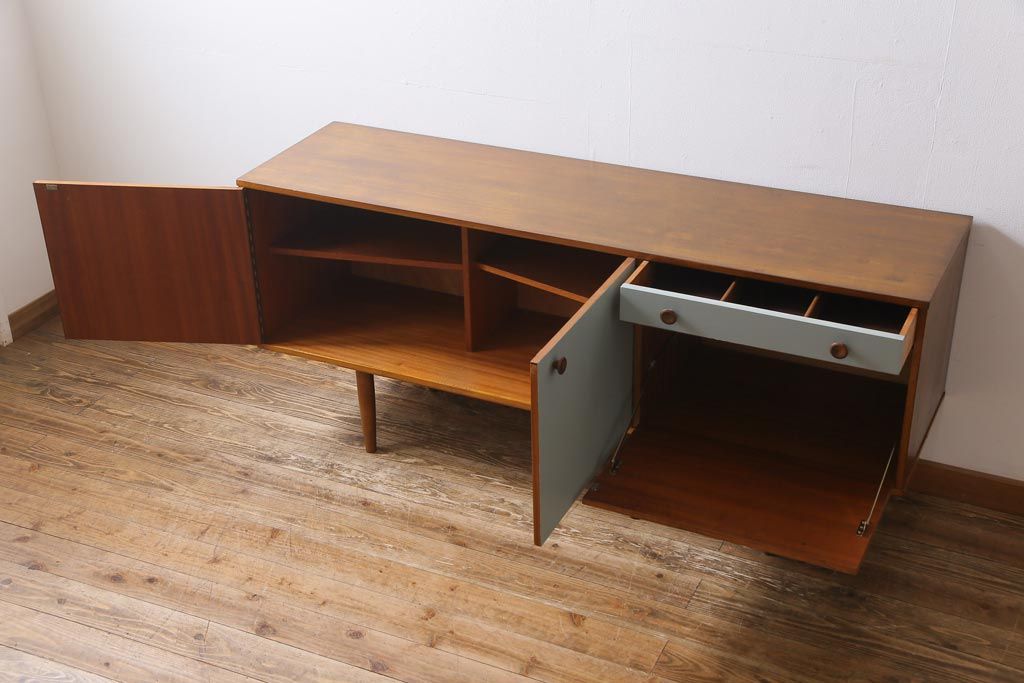 ヴィンテージ家具　北欧ビンテージ　丸い取っ手がアクセントになった淡いペイントカラーのサイドボード(テレビボード、収納棚)