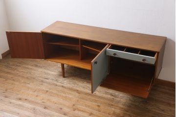 ヴィンテージ家具　北欧ビンテージ　丸い取っ手がアクセントになった淡いペイントカラーのサイドボード(テレビボード、収納棚)