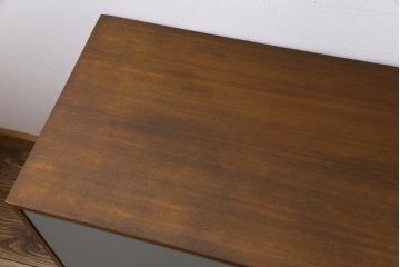 ヴィンテージ家具　北欧ビンテージ　丸い取っ手がアクセントになった淡いペイントカラーのサイドボード(テレビボード、収納棚)